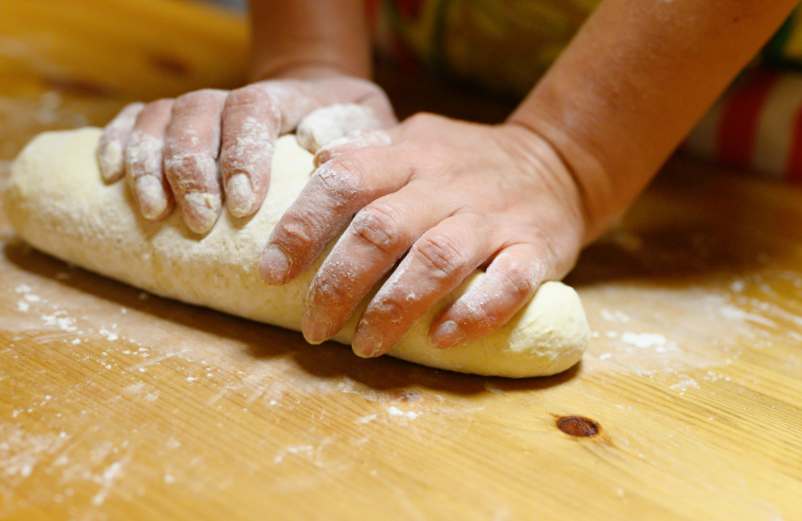 Comment peut-on ramollir une pâte à sucre trop dure ?