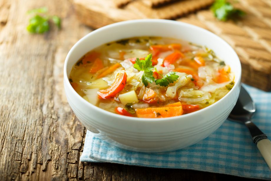 Comment préparer la soupe aux choux pour perdre du poids : recette et conseils